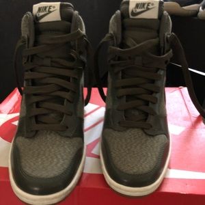 WMNS DUNK SKY HI ESSENTIAL